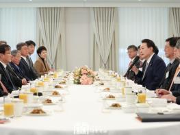 윤석열 대통령, 바라카 원전 기업인 초청 오찬 간담회  기사 이미지