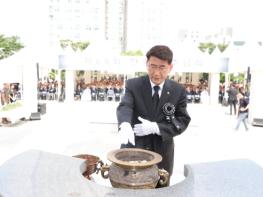 수원특례시의회, 제68회 현충일을 맞아 수원시 현충탑 참배 기사 이미지