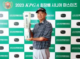 모중경, ‘KPGA 회장배 시니어 마스터즈’서 시즌 3승 달성 기사 이미지