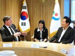 오세훈 서울시장, 피터 젝(Peter Zec) 레드닷 회장과 도시경쟁력 높이는 디자인 도시 논의 기사 이미지
