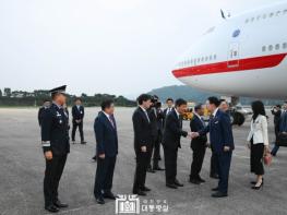 윤석열 대통령 부부, 서울공항 도착 기사 이미지