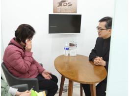 김동연 경기도지사, '간병 SOS 프로젝트' 첫 수혜자 만나 격려 기사 이미지