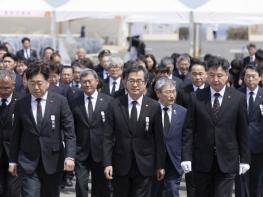 김동연 경기도지사, 제주 4·3추념식 참석 “아픔을 같이하고 그 뜻 경기도민과 함께 기리겠다” 기사 이미지