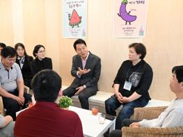'외로움 없는 서울' 순항 중… 현장 찾은 오세훈 시장 '프로그램 내실․다양화' 기사 이미지