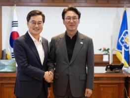 김동연 경기도지사, 김민석 국무총리 만나 미군반환공여지 등 논의 기사 이미지