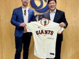 샌프란시스코 자이언츠 버스터 포지 사장, 잭 미나시안 단장 KBO 예방 기사 이미지