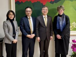 조현 외교부 장관, 코리아소사이어티 대표단 면담 기사 이미지