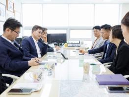 김동연 경기도지사, 고유가 피해지원금 현장 방문. 담당 직원 등 격려 기사 이미지