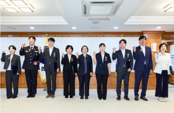 국민 편의 높이고 삶 윤택하게...적극행정 유공자 포상 실시