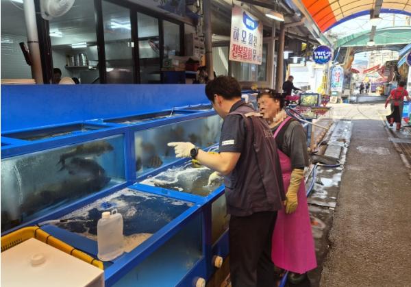 창원특례시, 여름철 바닷가 주변 횟집 특별 합동점검 기사 이미지