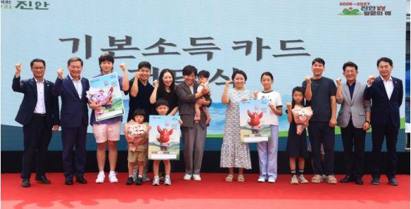 송미령 농식품부 장관, 농어촌 기본소득 지급하는 진안군 현장 방문 기사 이미지