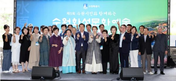 수원특례시의회, 제5회 수원화성 문화예술작품 체험전시전 개막식 함께해 기사 이미지