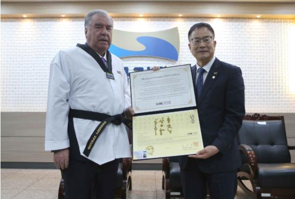 에모말리 라흐몬 타지키스탄 대통령, 국기원 방문