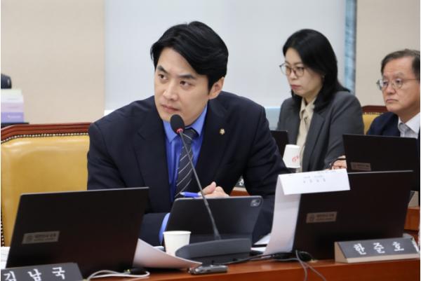 걷지 못한 과태료만 463억 원, “불법스팸 과태료, 5년째 수납률 한 자릿수… 체납 장기화 해결 계획 필요해”